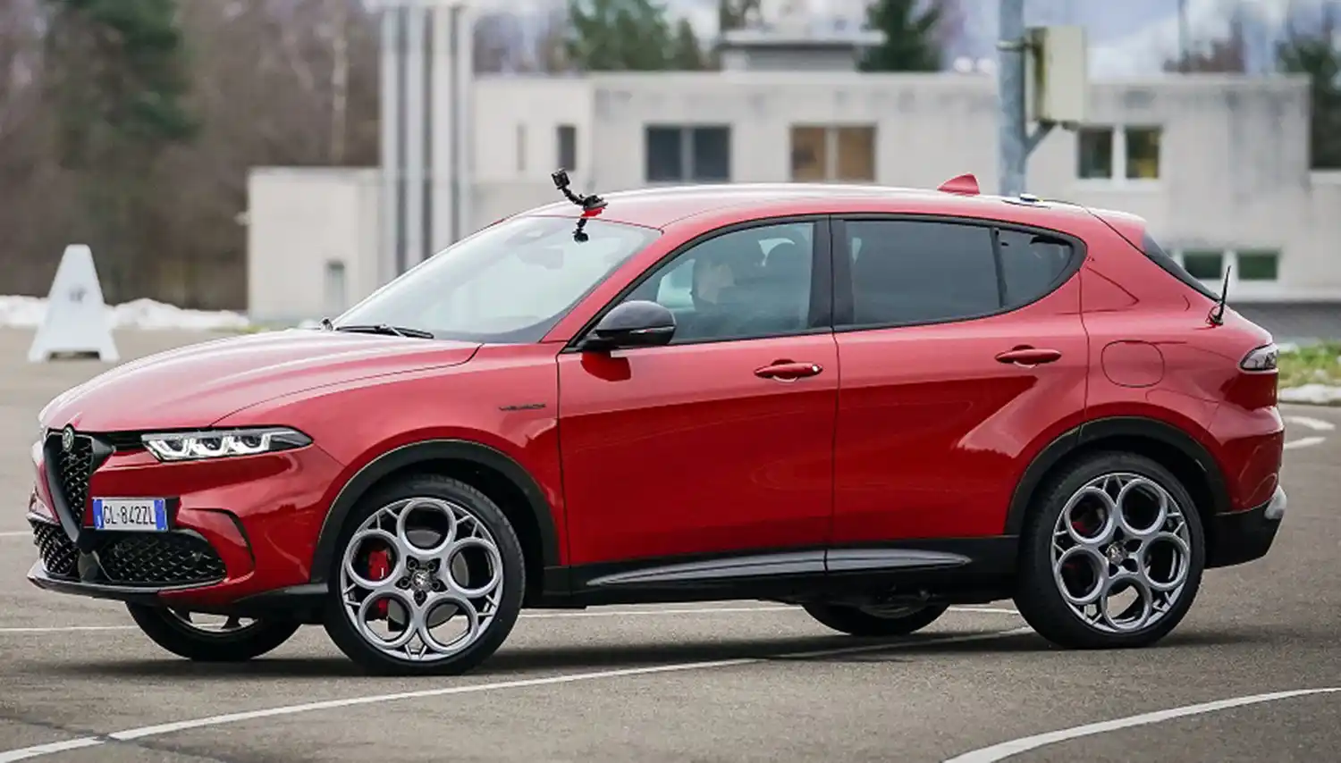 The Alfa Romeo Tonale Plug-In Hybrid Q4 Tested By Formula 1 Drivers Valtteri Bottas And Zhou Guanyu