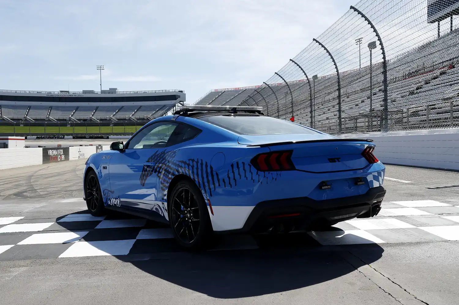 Mustang GT 2023 Deep Impact Blue trompée